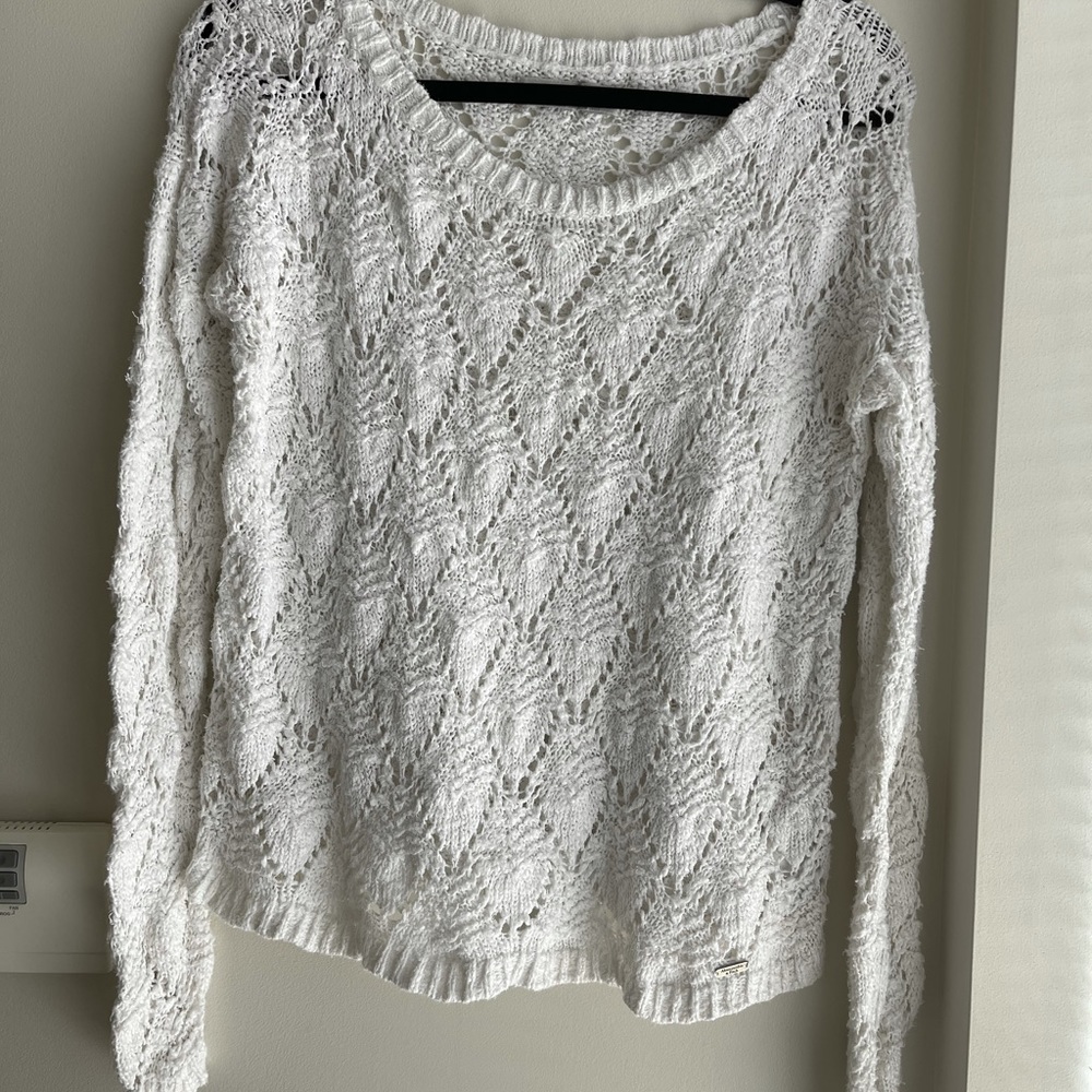 A&F WHITE SWEATER